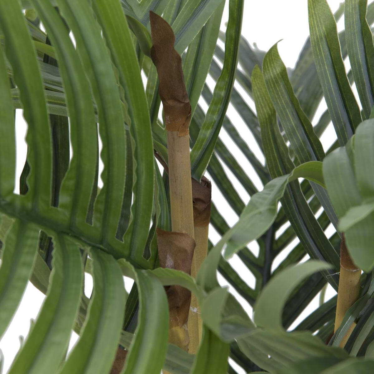 Detailansicht der künstlichen Palmwedel der Kentia Palme