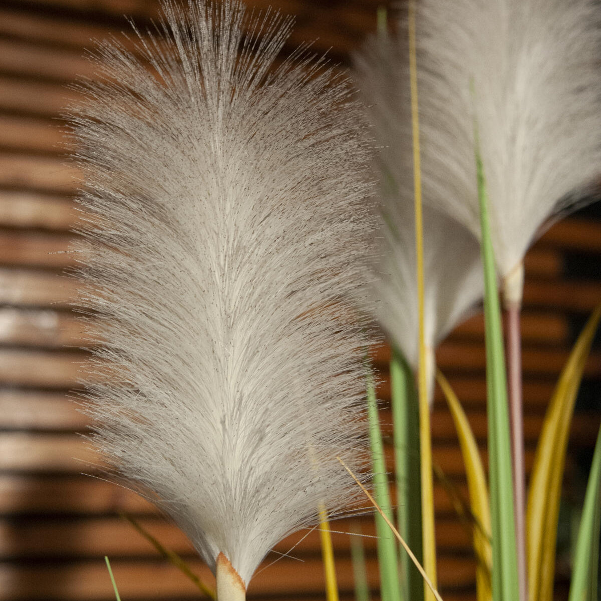 Kuenstliche Wildgrasstaude mit filigranem Blattwerk – 120 cm hoch, dekorativ fuer Innenbereiche