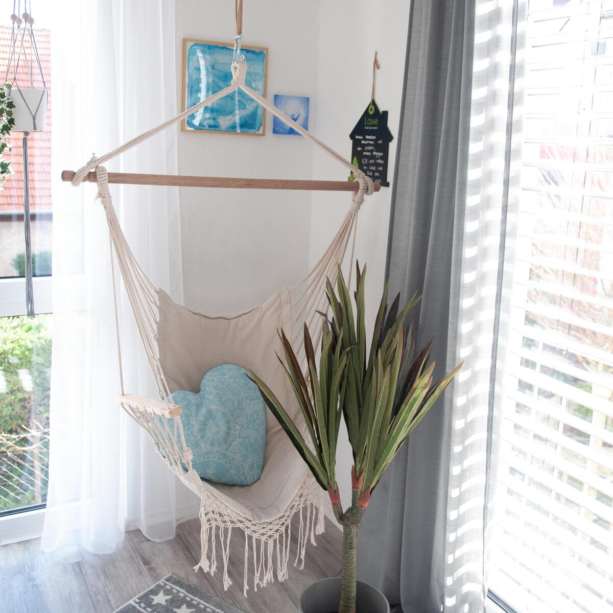 Dracaena 120 cm als Dekoration in einem modernen Büro mit Schreibtisch.