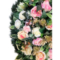 Künstlicher Kranz in Blattform mit Rosen (Rosa/Creme) und dichtem Blattwerk – hochwertige, realistische Dekoration, Detailansicht.