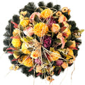 Künstlicher Rundkranz Gelb/Apricot mit Chrysanthemen, Rosen und Pfingstrosen – edle, langlebige Gedenk- und Türdeko, Gesamtansicht.