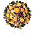 Hochwertiger künstlicher Kranz mit Chrysanthemen, Rosen und Pfingstrosen in Gelb/Apricot – naturgetreue Trauer- und Türdekoration, Frontansicht.