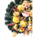 Nahaufnahme des künstlichen Kranzes mit Chrysanthemen, Rosen und Pfingstrosen in Gelb/Apricot – detailreiches Blattwerk.