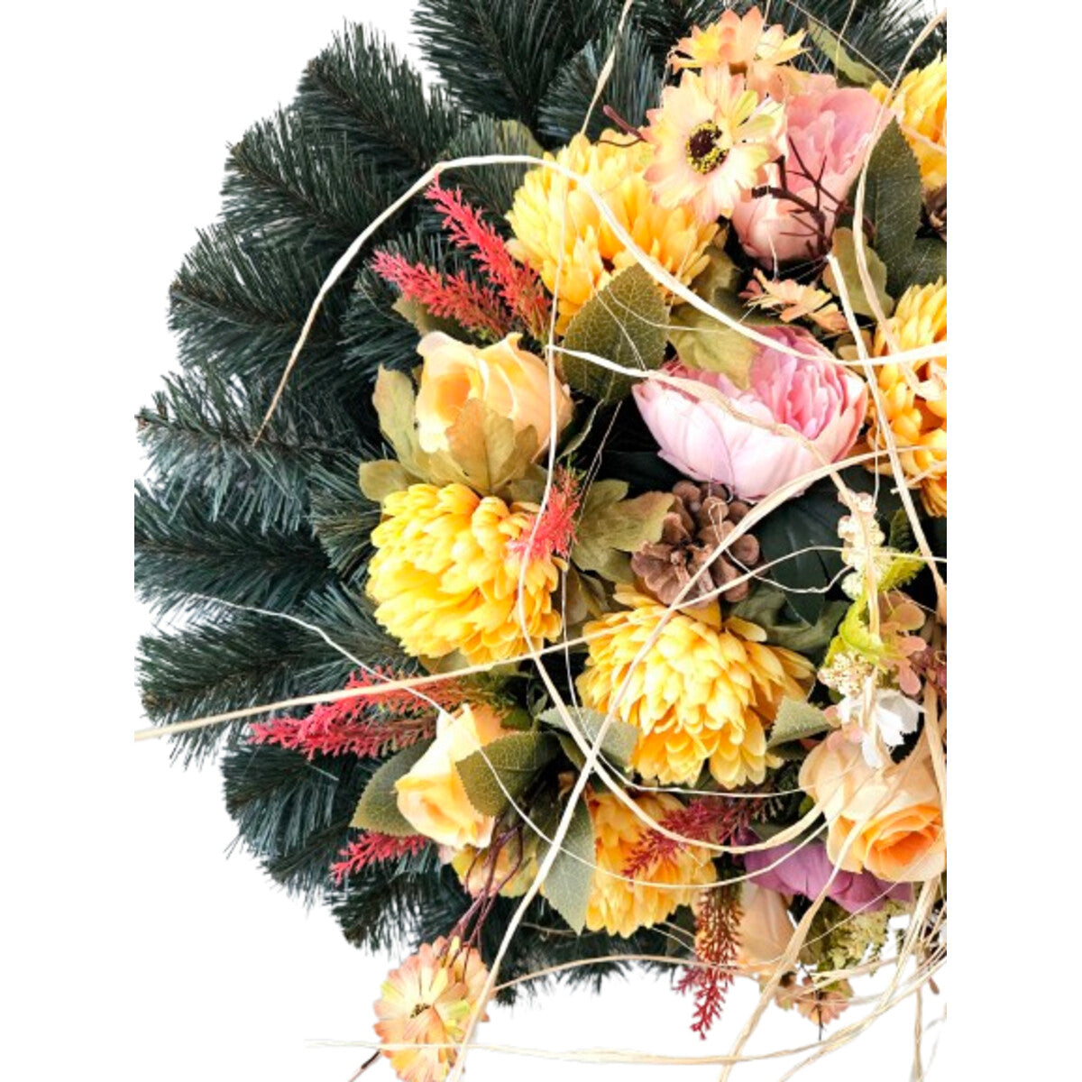 Nahaufnahme des künstlichen Kranzes mit Chrysanthemen, Rosen und Pfingstrosen in Gelb/Apricot – detailreiches Blattwerk.