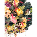 Detailansicht: künstlicher Kranz mit Chrysanthemen, Rosen und Pfingstrosen in Gelb/Apricot – hochwertige, realistische Seidenblumen.