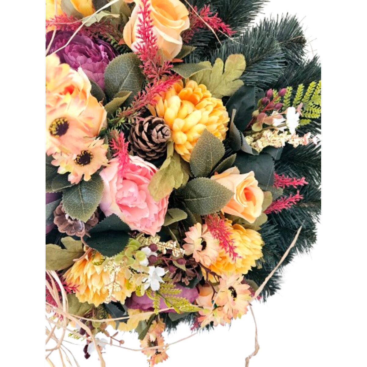 Detailansicht: künstlicher Kranz mit Chrysanthemen, Rosen und Pfingstrosen in Gelb/Apricot – hochwertige, realistische Seidenblumen.