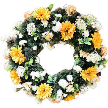 Künstlicher Blumenkranz mit gelben Gerbera und weißen Hortensien, mit grünem Beiwerk – langlebige, realistische Ganzjahresdeko, Gesamtansicht.