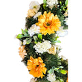 Künstlicher Kranz mit Gerbera in Gelb und weißen Hortensien, reiches Blattwerk – hochwertige, pflegeleichte Deko (Nahaufnahme).