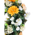Detailansicht: hochwertiger künstlicher Kranz mit gelben Gerbera und weißen Hortensien sowie grünem Beiwerk – naturgetreue Tür- oder Tischdeko.