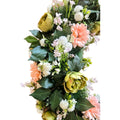Nahaufnahme des künstlichen Kranzes mit Pfingstrosen und Gerbera in Rosa/Apricot – hochwertige, naturgetreue Seidenblumen.