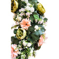 Detailansicht: üppiger künstlicher Kranz mit Pfingstrosen und Gerbera, Rosa/Apricot – edle, pflegeleichte Dekoration.