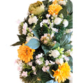 Künstlicher Blumenkranz mit Pfingstrosen, Gerbera und Sedum, Gelb/Weiß – hochwertige, realistische Ganzjahresdeko, Nahaufnahme.