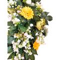 Hochwertiger künstlicher Kranz mit Pfingstrosen, gelben Gerbera und Sedum in Gelb/Weiß – naturgetreue Tür- oder Tischdekoration, Detail/Seitenansicht.