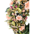 Nahaufnahme des künstlichen Kranzes mit Pfingstrosen, Gerbera und Sedum, Rosa/Apricot – hochwertige, naturgetreue Seidenblumen.