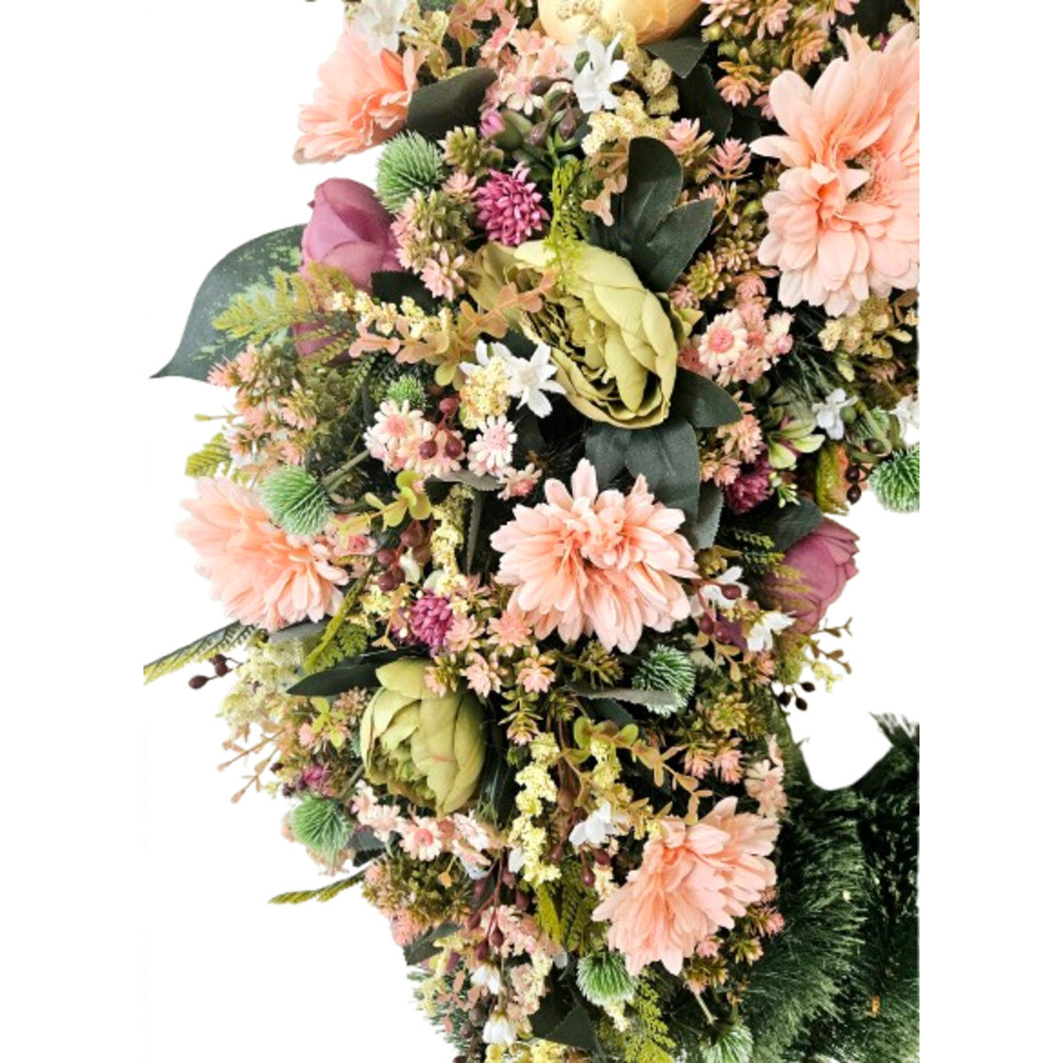 Nahaufnahme des künstlichen Kranzes mit Pfingstrosen, Gerbera und Sedum, Rosa/Apricot – hochwertige, naturgetreue Seidenblumen.