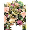 Hochwertiger künstlicher Kranz mit Pfingstrosen, Gerbera und Sedum in Rosa/Apricot – naturgetreue Tür- oder Tischdeko, Frontansicht.