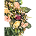 Detailansicht: üppiger Kunstkranz aus Pfingstrosen, Gerbera und Sedum in Rosa/Apricot mit grünem Beiwerk – edle, langlebige Deko.