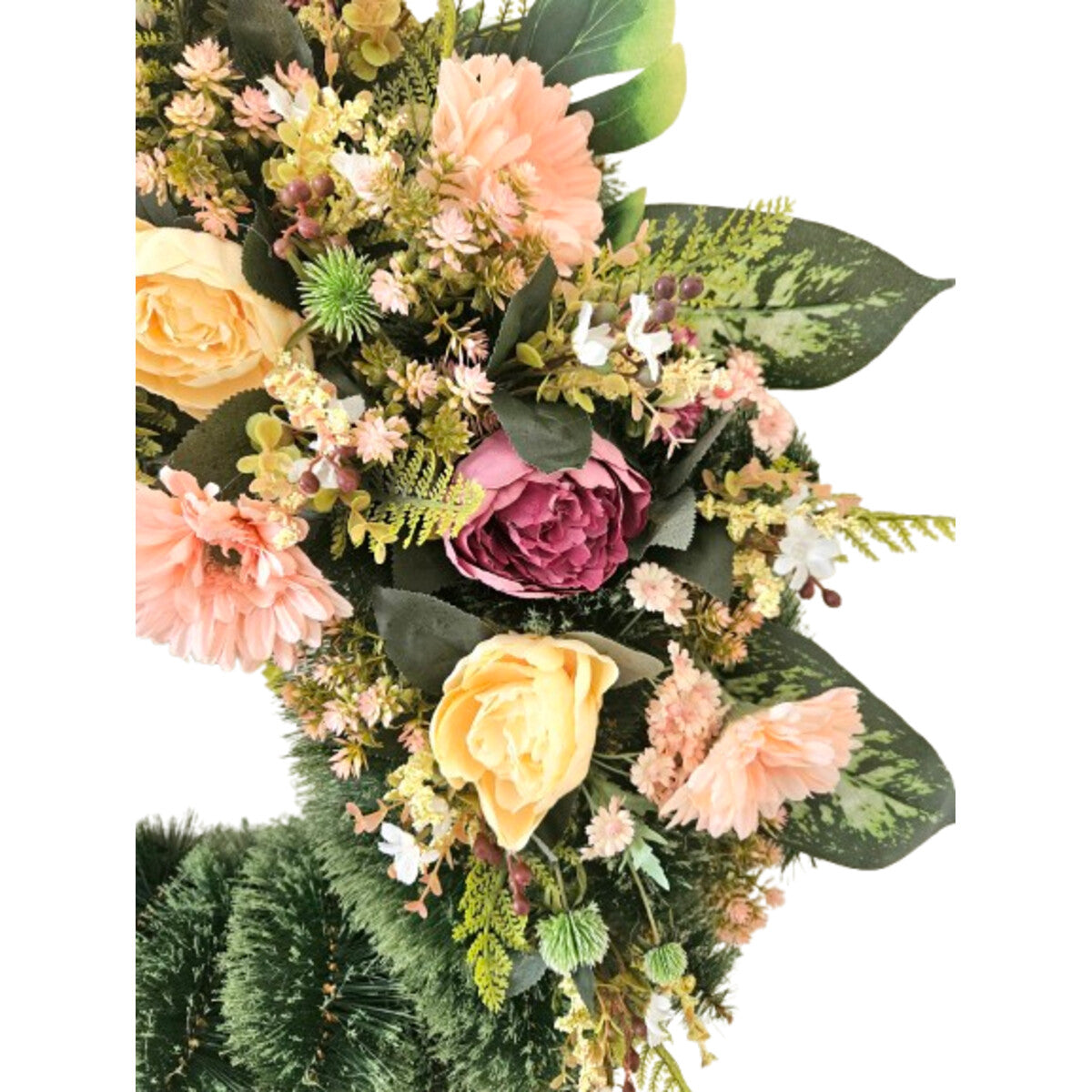 Detailansicht: üppiger Kunstkranz aus Pfingstrosen, Gerbera und Sedum in Rosa/Apricot mit grünem Beiwerk – edle, langlebige Deko.