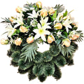 Naturgetreuer Kranz aus Rosen und Lilien mit Palmblättern in Weiß/Apricot – hochwertige, pflegeleichte Deko, Gesamtansicht.