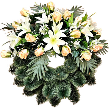 Naturgetreuer Kranz aus Rosen und Lilien mit Palmblättern in Weiß/Apricot – hochwertige, pflegeleichte Deko, Gesamtansicht.