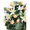 Künstlicher Kranz mit Rosen, Lilien und Palmblättern in Weiß/Apricot – edle, realistische Seidenblumen, Nah-/Seitenansicht.