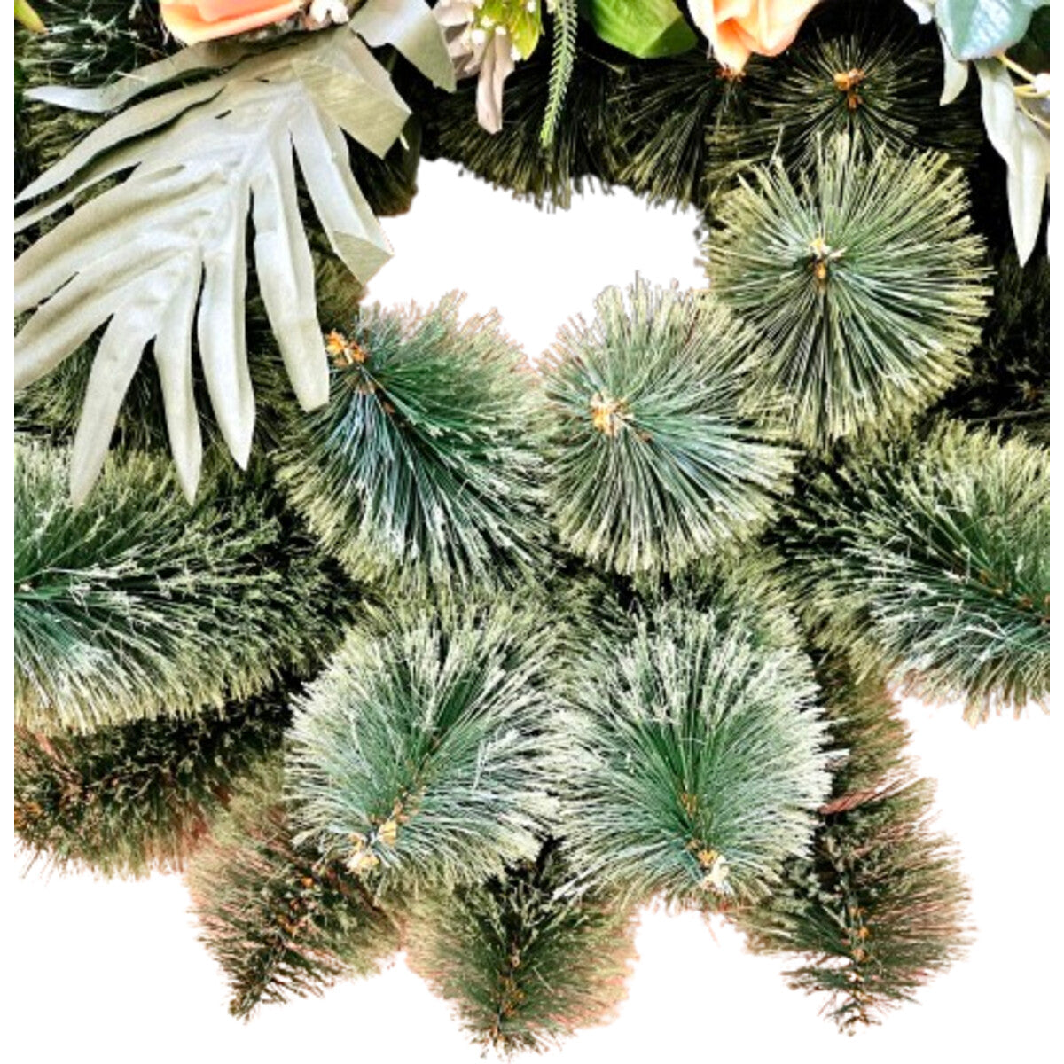 Hochwertiger künstlicher Rundkranz mit weißen Lilien, apricot Rosen und Palmblättern – elegante, naturgetreue Ganzjahresdeko, Frontansicht.