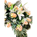 Detailansicht: künstlicher Kranz mit weißen Lilien, apricotfarbenen Rosen und Palmblättern – hochwertige, naturgetreue Tür- oder Tischdekoration.