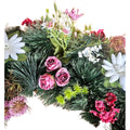 Nahaufnahme: künstlicher Kranz mit Rosen, Gänseblümchen und Disteln in Rosa/Weiß – edle, pflegeleichte Dekoration.