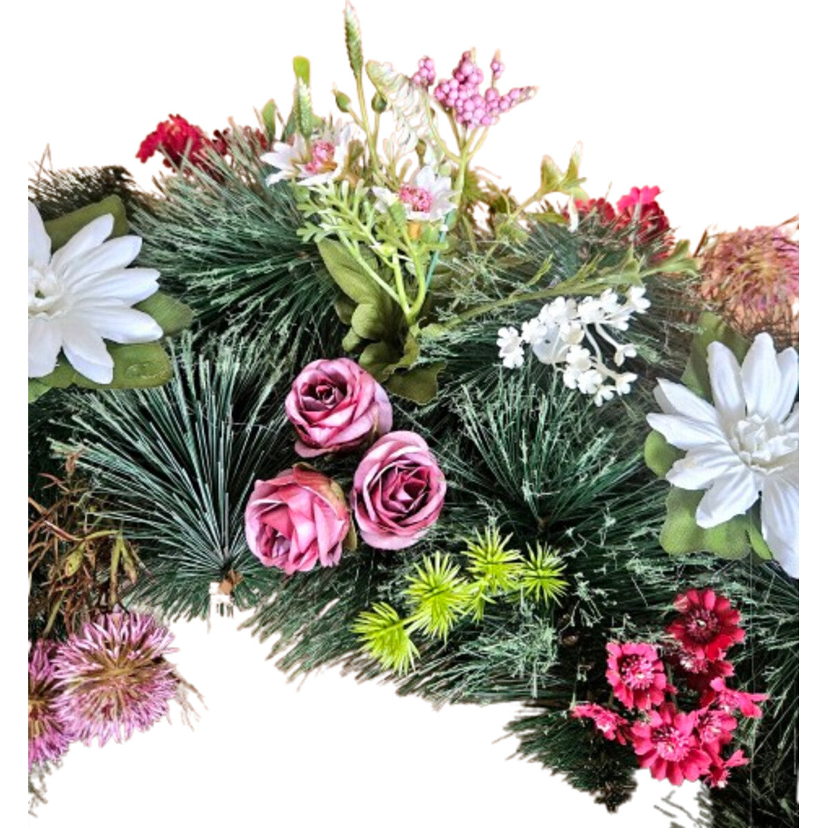Nahaufnahme: künstlicher Kranz mit Rosen, Gänseblümchen und Disteln in Rosa/Weiß – edle, pflegeleichte Dekoration.