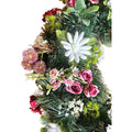 Detailansicht: hochwertiger künstlicher Kranz mit Rosen, Gänseblümchen und Disteln in Rosa/Weiß – naturgetreue Tür- oder Tischdekoration.