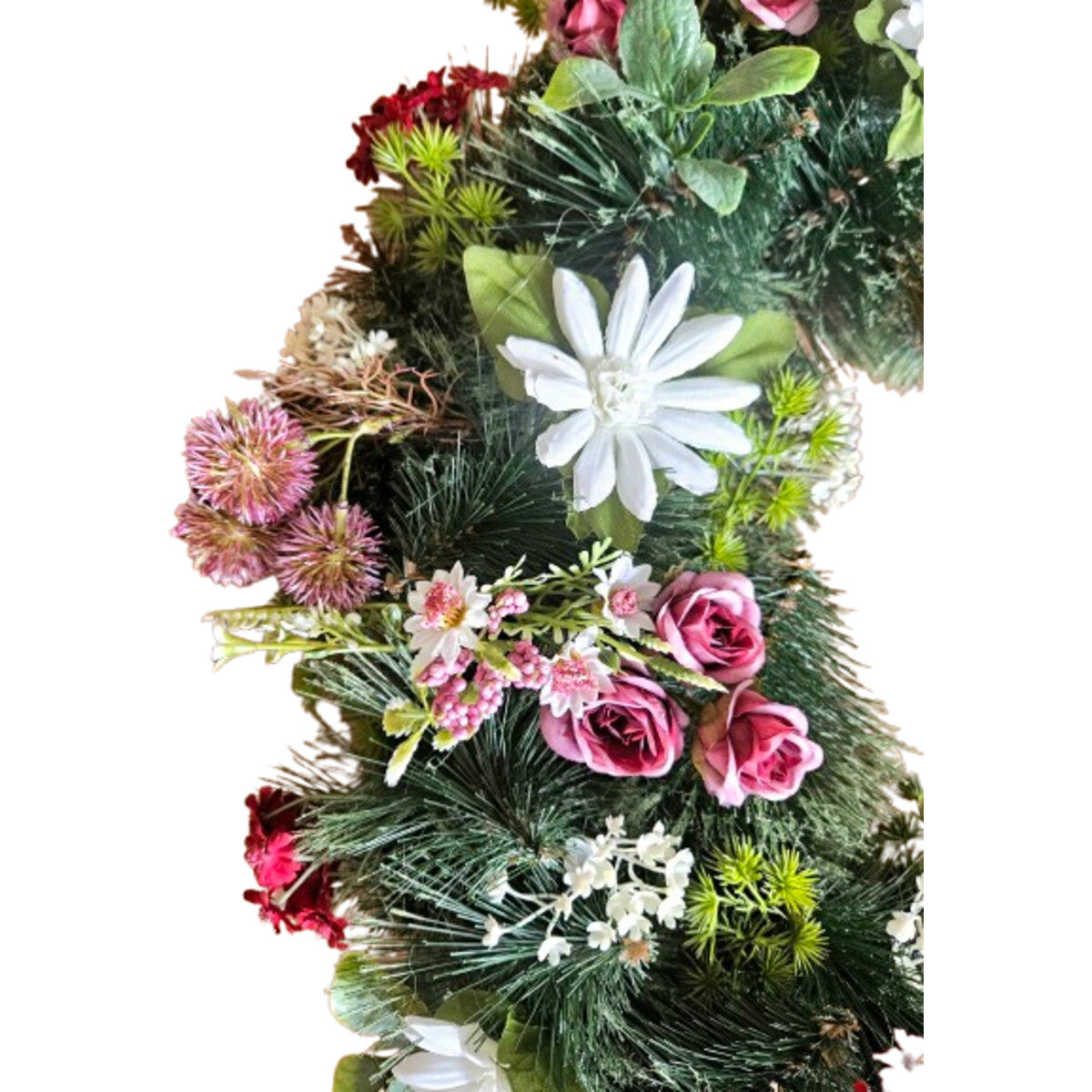 Detailansicht: hochwertiger künstlicher Kranz mit Rosen, Gänseblümchen und Disteln in Rosa/Weiß – naturgetreue Tür- oder Tischdekoration.