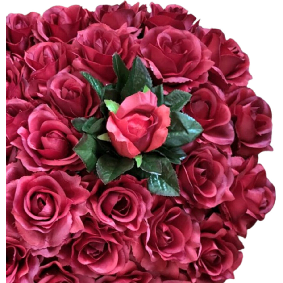 Künstlicher Rosen-Herzkranz 55×55 cm in Dunkelrot – hochwertige, realistische Seidenrosen, Detail-/Nahaufnahme.