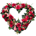 Dicht gebundener Herzkranz mit roten Rosen, künstlich – elegante, langlebige Dekoration, Gesamtansicht.