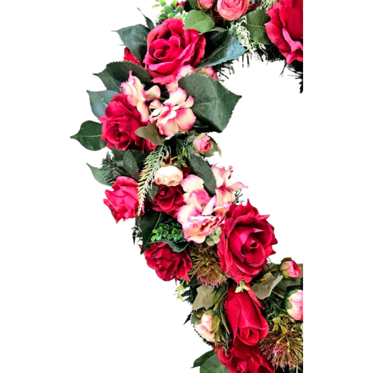 Künstlicher Rosen-Herzkranz in Rot – hochwertige, realistische Seidenblumen, Detail-/Nahaufnahme.