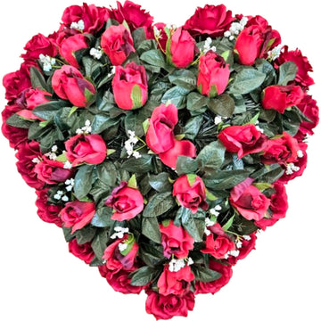 Hochwertiger künstlicher Herzkranz 55×55 cm aus roten Rosen mit Blattwerk – naturgetreue Blumenherz-Dekoration, Frontansicht.