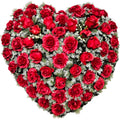 Rosen-Herzkranz künstlich in Rot – edle, langlebige Deko in Herzform, Gesamtansicht.