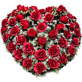 Hochwertiger künstlicher Herzkranz aus roten Rosen – naturgetreue, dichte Blumenherz-Dekoration, Frontansicht.