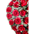 Künstlicher Herzkranz mit roten Rosen – hochwertige, realistische Seidenblumen, Detail/Nahaufnahme.