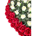 Künstlicher Herzkranz 80×80 cm mit roten und weißen Rosen – hochwertige, realistische Seidenblumen, Detail-/Nahaufnahme.