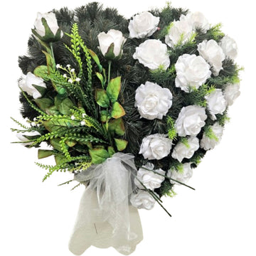 Hochwertiger künstlicher Herzkranz 65×65 cm aus weißen/cremefarbenen Rosen mit grünem Beiwerk – naturgetreue Blumenherz-Deko, Gesamtansicht.
