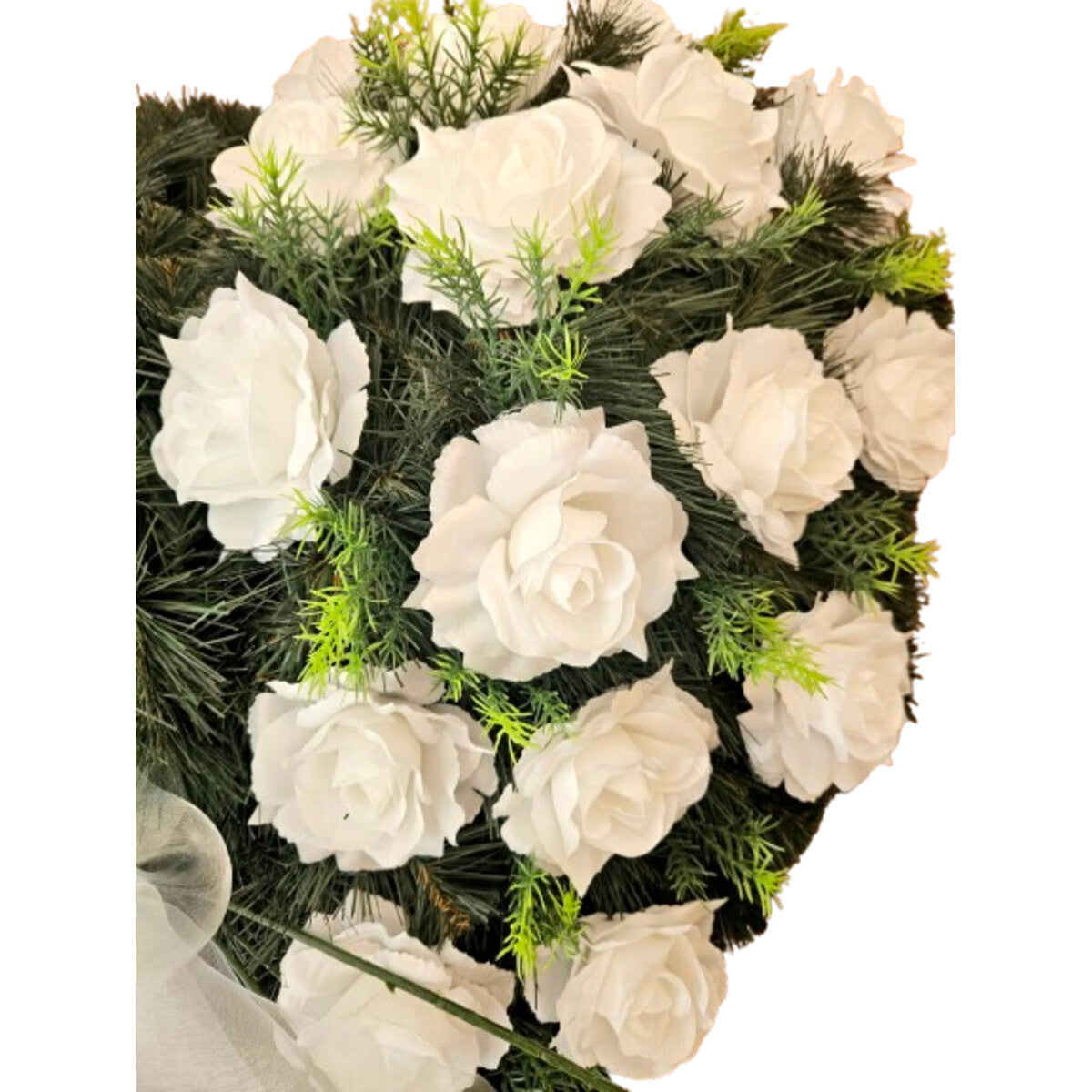 Nahaufnahme: künstlicher Herzkranz mit weißen/cremefarbenen Rosen und Grün – edle, langlebige Dekoration.