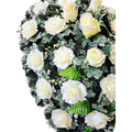 Hochwertiger künstlicher Herzkranz aus weißen/cremefarbenen Rosen mit Blattwerk – naturgetreue Blumenherz-Deko, Detailansicht.