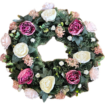 Künstlicher Blumenkranz mit Rosen, Pfingstrosen und Hortensien in Rosa/Creme – naturgetreue, langlebige Tür- oder Tischdeko, Gesamtansicht.