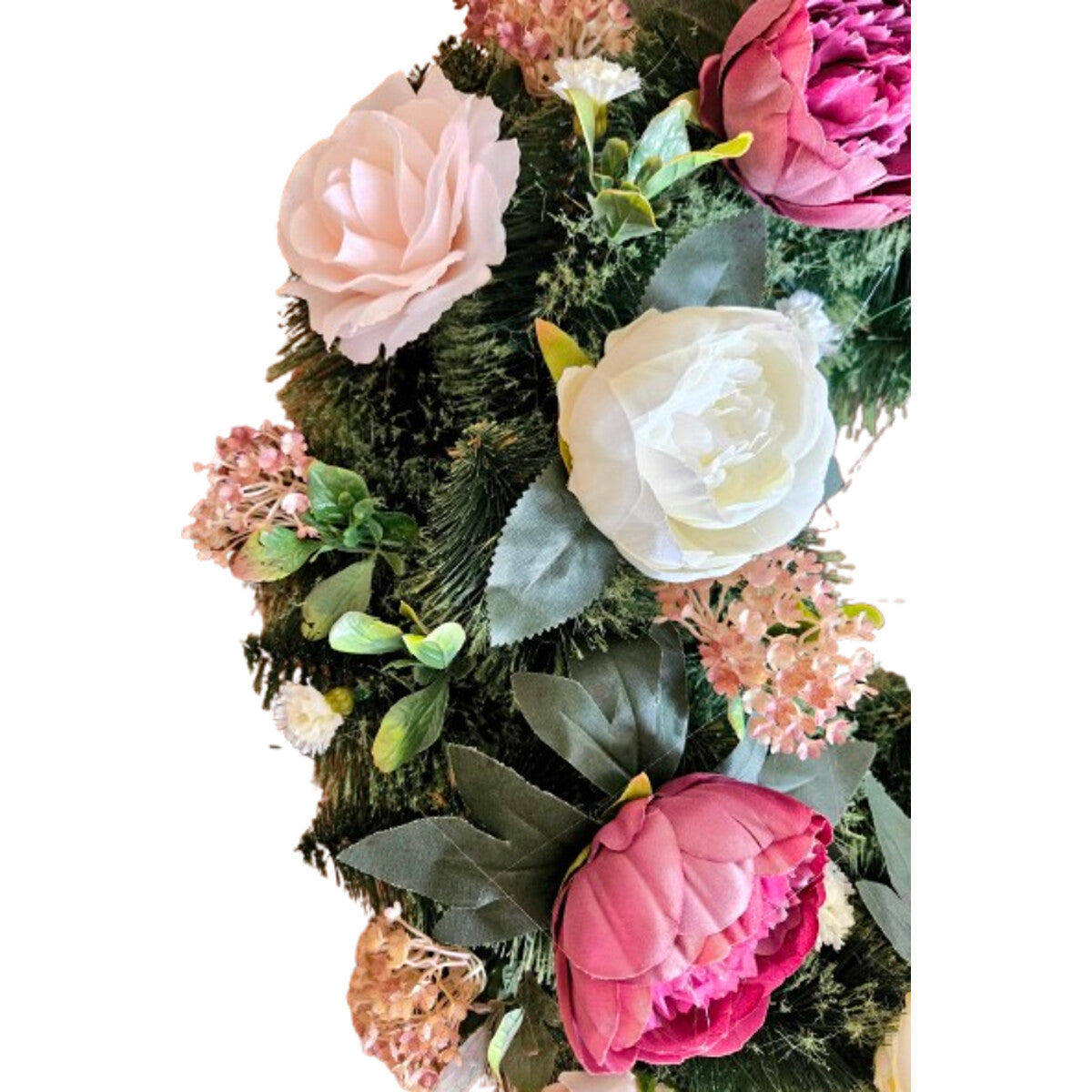 Detailansicht: künstlicher Kranz mit Rosen, Pfingstrosen und Hortensien, Rosa/Creme – hochwertige, realistische Seidenblumen mit Blattwerk.