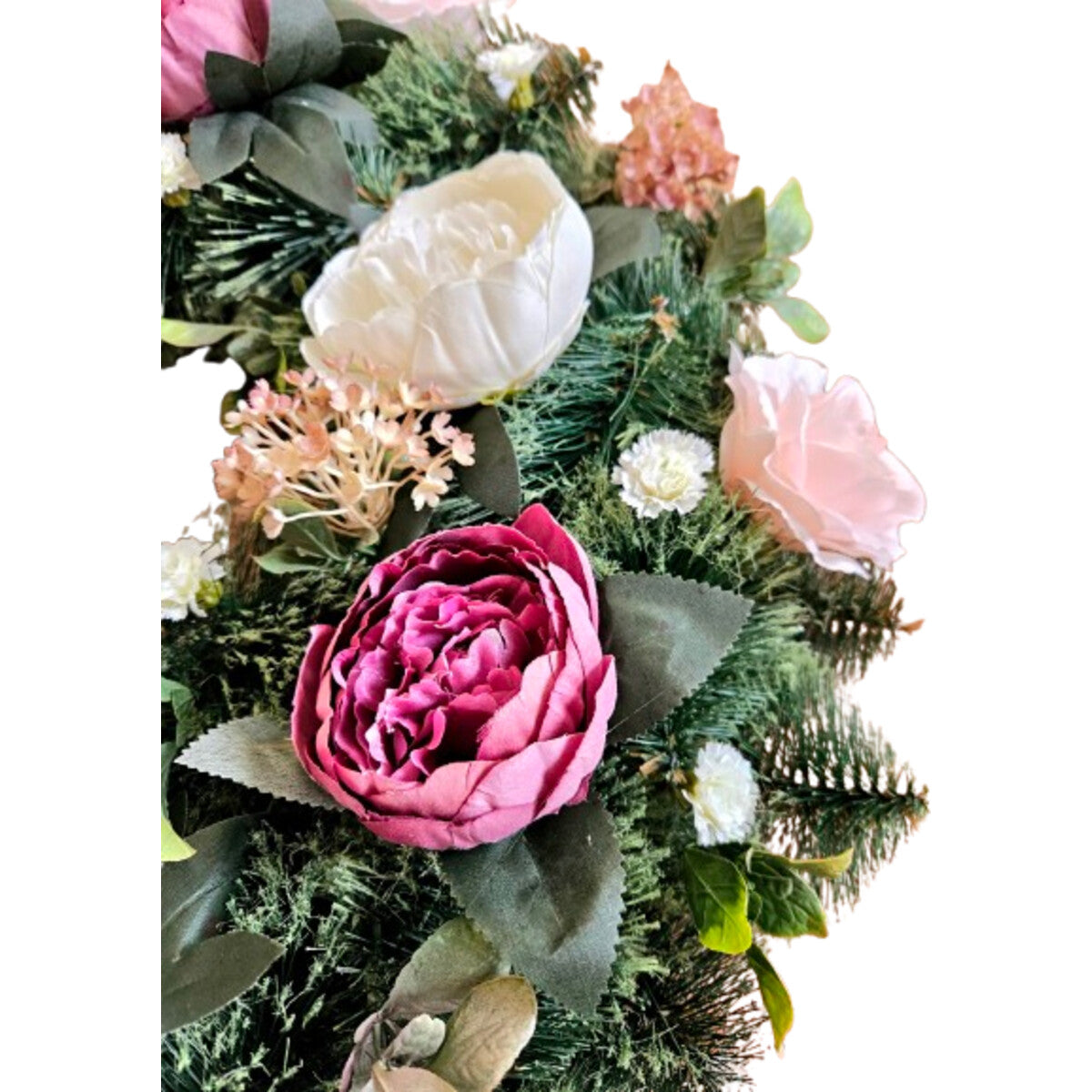 Naturgetreuer Deko-Kranz aus Rosen, Pfingstrosen und Hortensien in Rosa/Creme – dichter, hochwertiger Kunstkranz, Nahaufnahme.