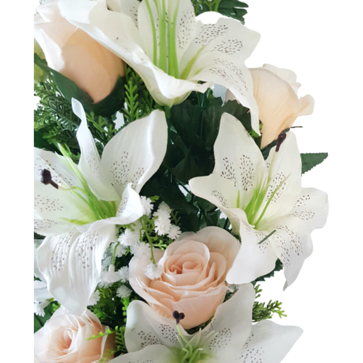 Eleganter Kunstblumen-Strauß mit apricotfarbenen Rosen und weißen Lilien, mit Vase – langlebige Tischdekoration, Seitenansicht.