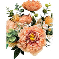 Künstlicher Blumenstrauß in Apricot/Peach mit Pfingstrosen, Eukalyptus und Disteln, mit Vase – hochwertige, realistische Seidenblumen, Detail/Seitenansicht.