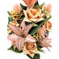 Künstlicher Blumenstrauß in Apricot/Altrosa mit Rosen, Lilien und Disteln, mit Vase – hochwertige, realistische Seidenblumen, Detail/Seitenansicht.