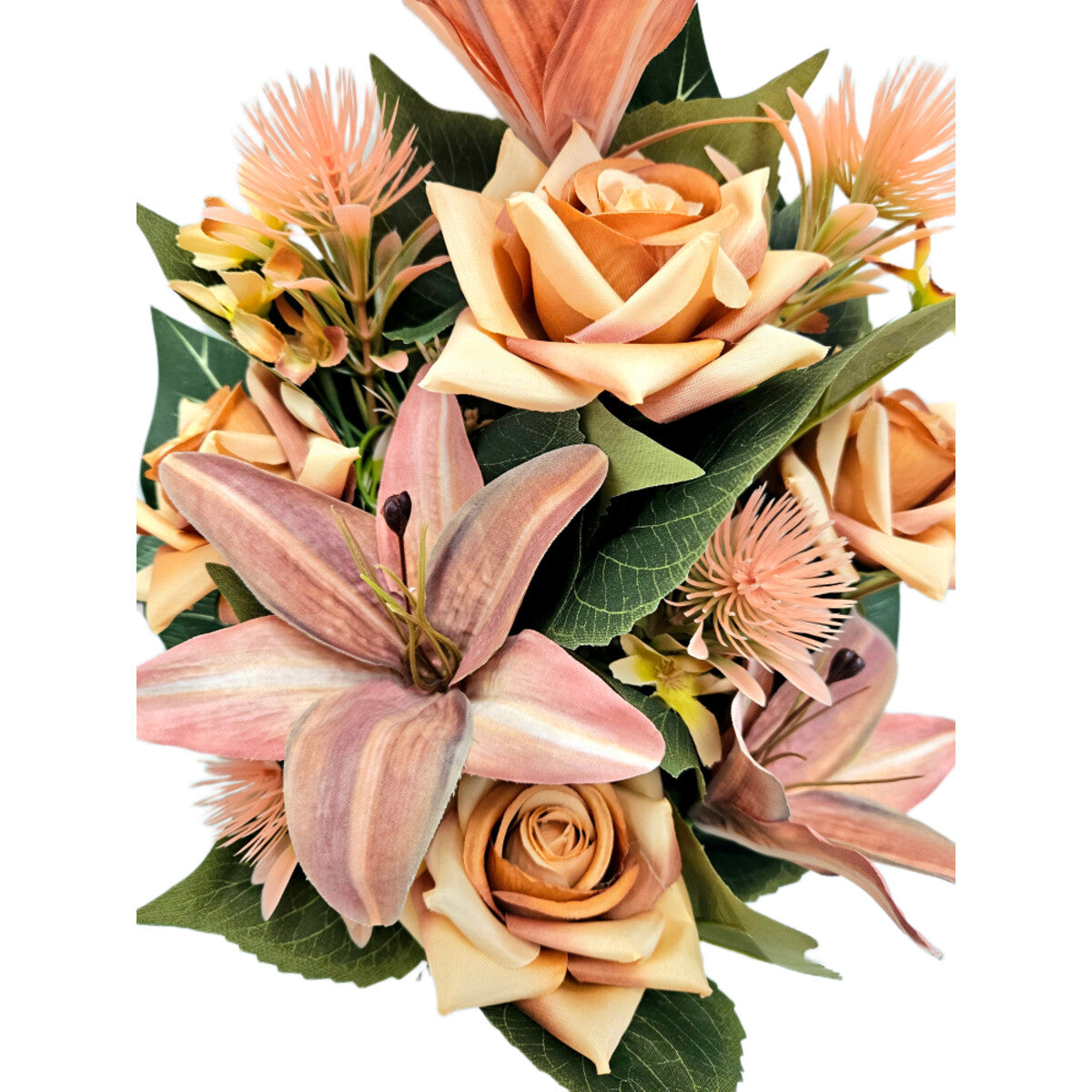Künstlicher Blumenstrauß in Apricot/Altrosa mit Rosen, Lilien und Disteln, mit Vase – hochwertige, realistische Seidenblumen, Detail/Seitenansicht.
