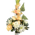 Künstlicher Blumenstrauß in Apricot/Creme mit Rosen, Lilien und Gladiolen, mit Vase – hochwertige, realistische Seidenblumen, Seiten-/Detailansicht.